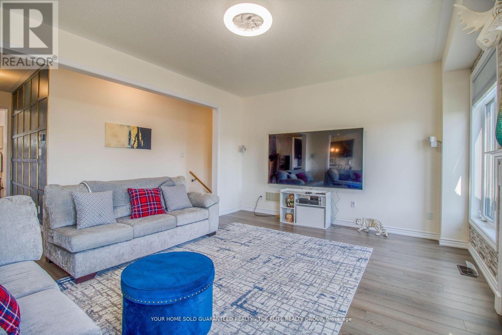 211 Lia Drive, Clearview, ON - Indoor Photo Showing Living Room