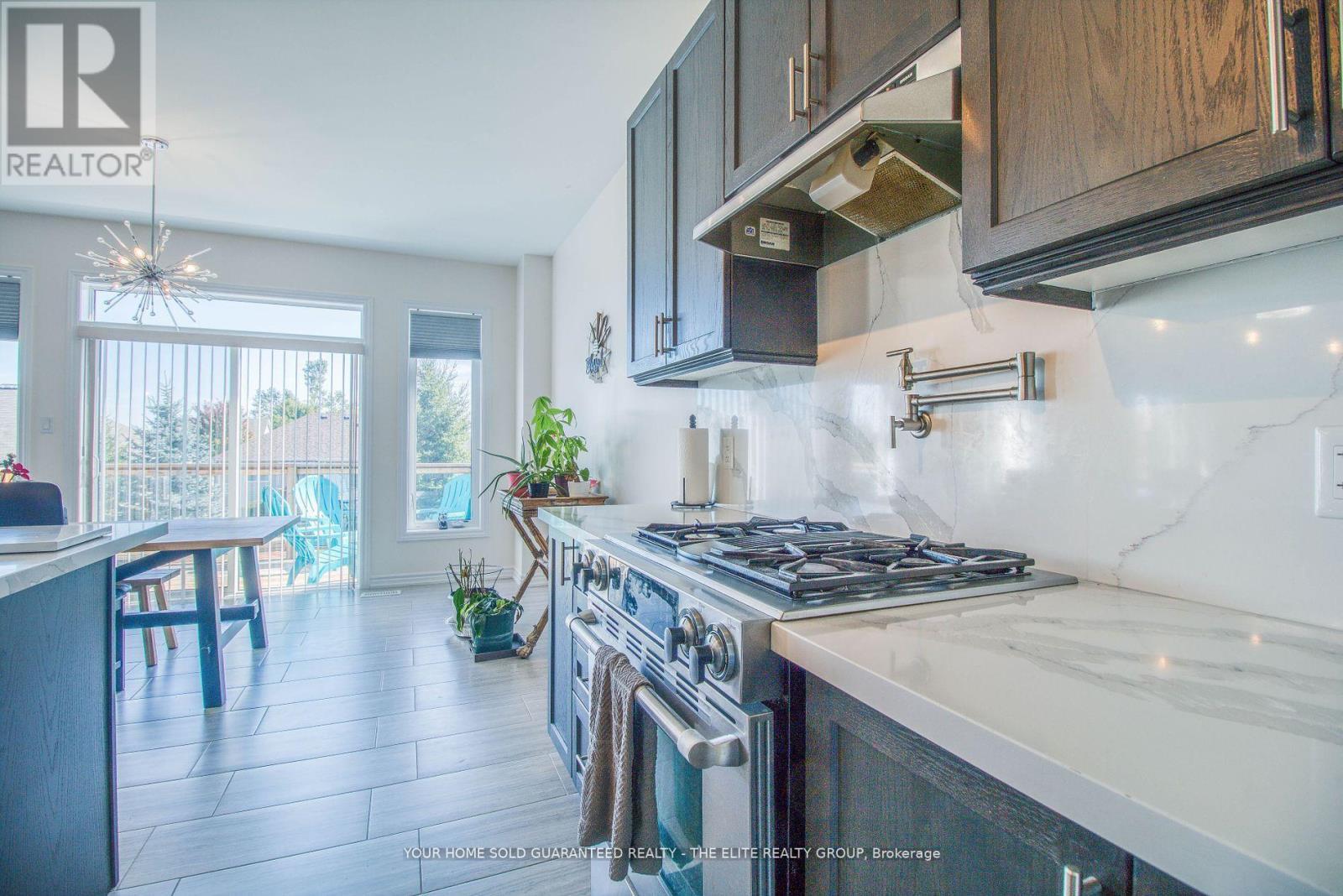 211 Lia Drive, Clearview, ON - Indoor Photo Showing Kitchen With Upgraded Kitchen