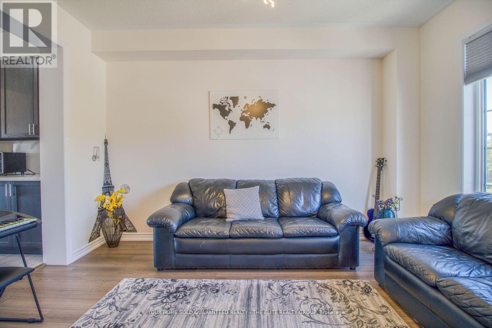 211 Lia Drive, Clearview, ON - Indoor Photo Showing Living Room