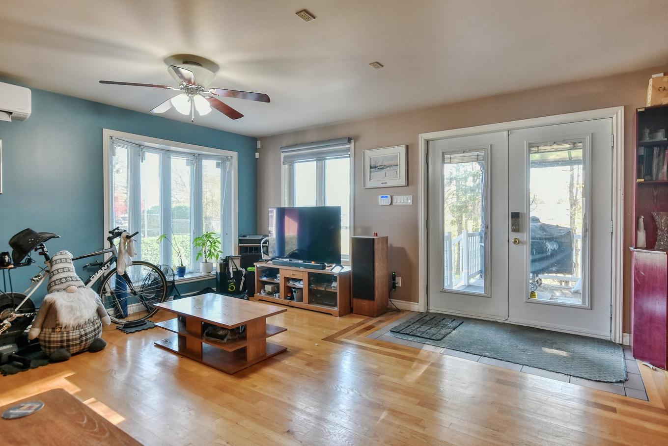 Salon - 344 Rue Mitchell, Lachute, QC - Indoor Photo Showing Living Room