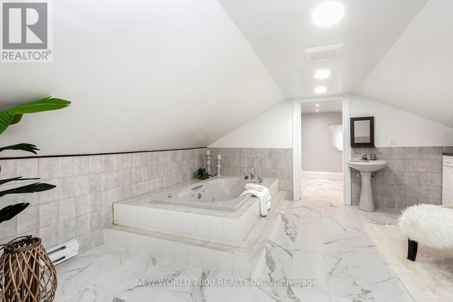 8071 Kipling Avenue, Vaughan, ON - Indoor Photo Showing Bathroom
