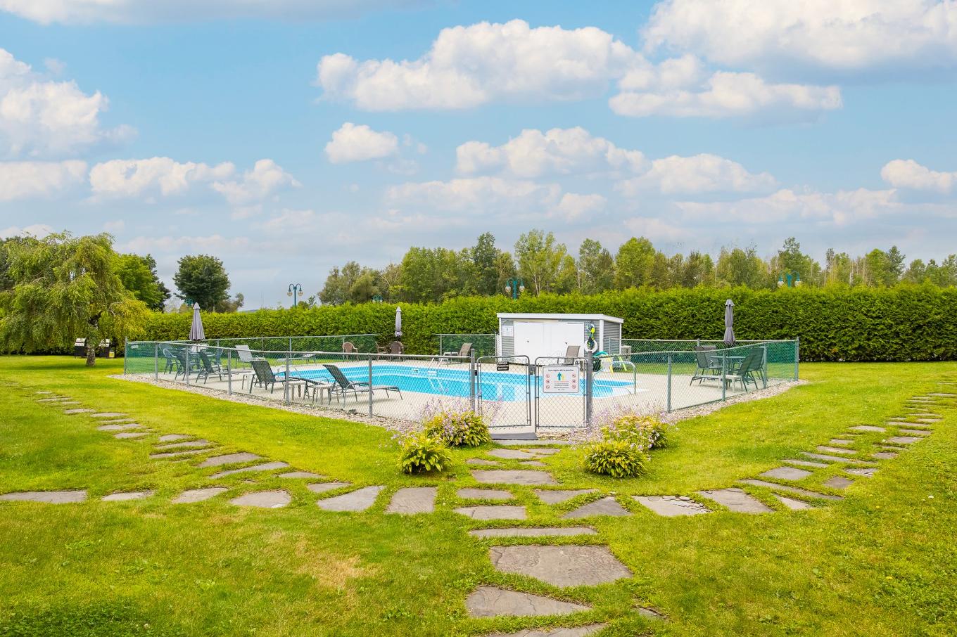 Piscine - 40-385 Rue Du Moulin, Magog, QC - Outdoor With View