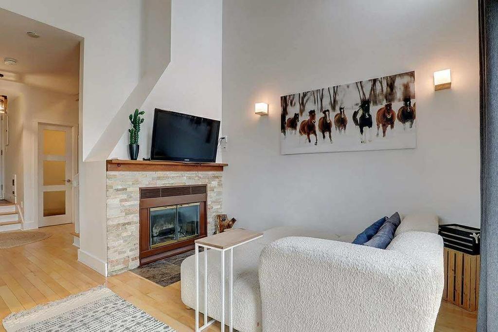 Salon - 40-385 Rue Du Moulin, Magog, QC - Indoor Photo Showing Living Room With Fireplace