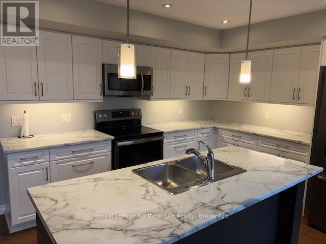30 Trillium Drive, North Bay (Ferris), ON - Indoor Photo Showing Kitchen With Double Sink