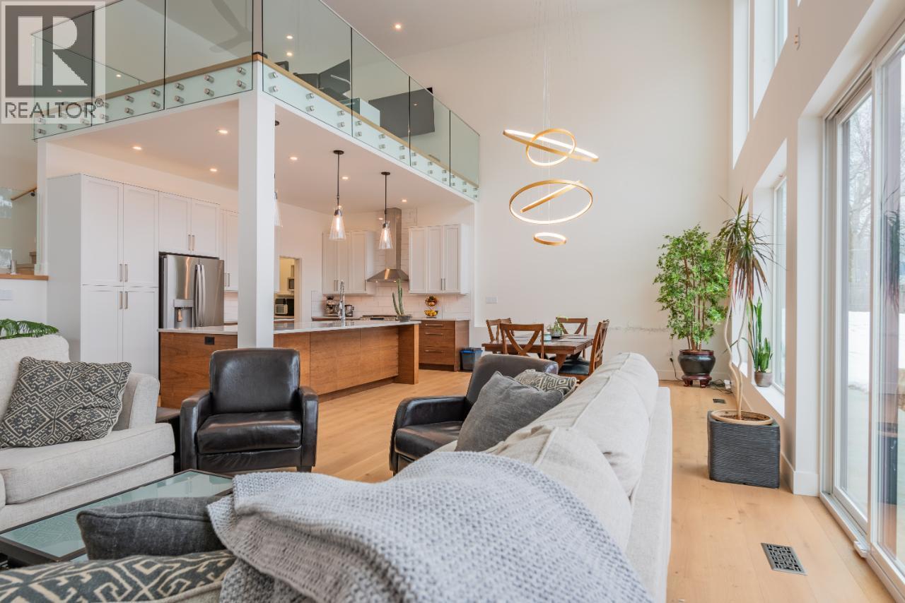 3429 8Th Avenue, Castlegar, BC - Indoor