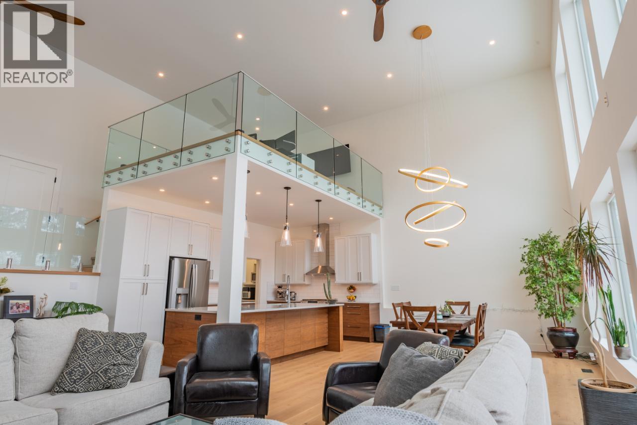 3429 8Th Avenue, Castlegar, BC - Indoor Photo Showing Living Room