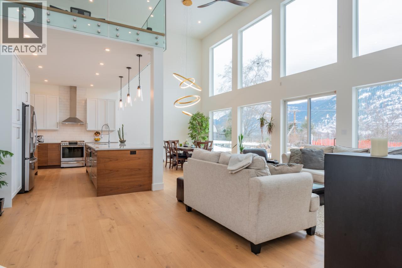 3429 8Th Avenue, Castlegar, BC - Indoor