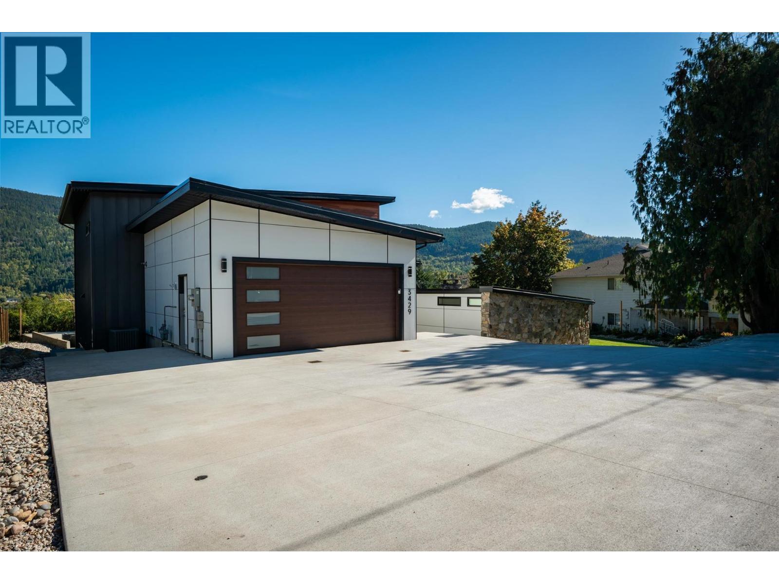 3429 8Th Avenue, Castlegar, BC - Outdoor