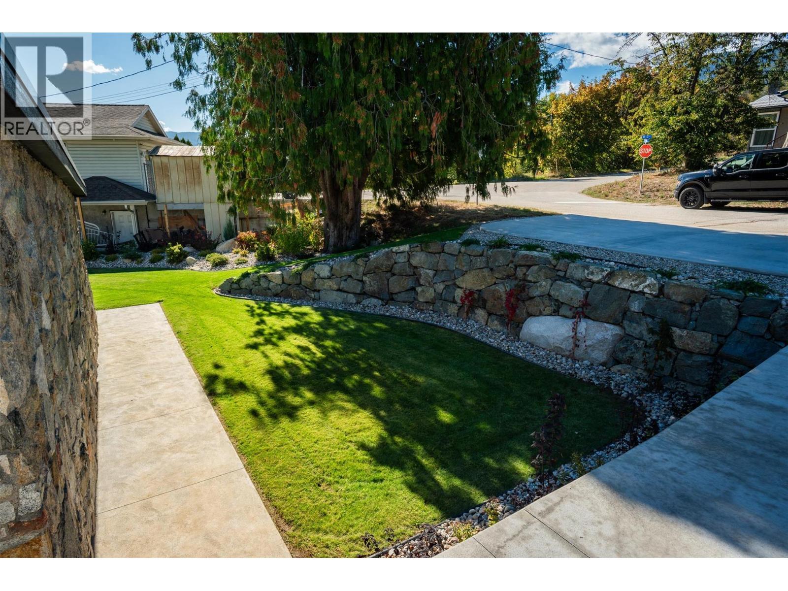 3429 8Th Avenue, Castlegar, BC - Outdoor