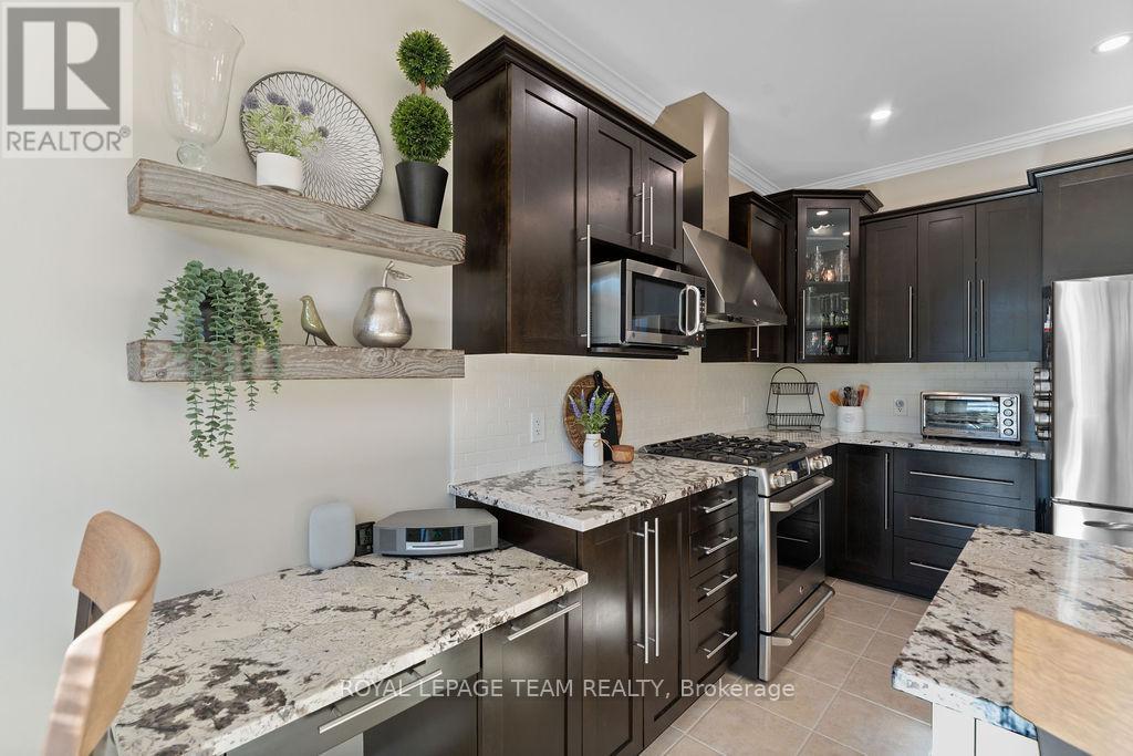 141 Trail Side Circle, Ottawa, ON - Indoor Photo Showing Kitchen With Upgraded Kitchen