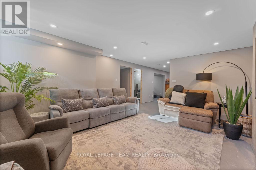 141 Trail Side Circle, Ottawa, ON - Indoor Photo Showing Living Room
