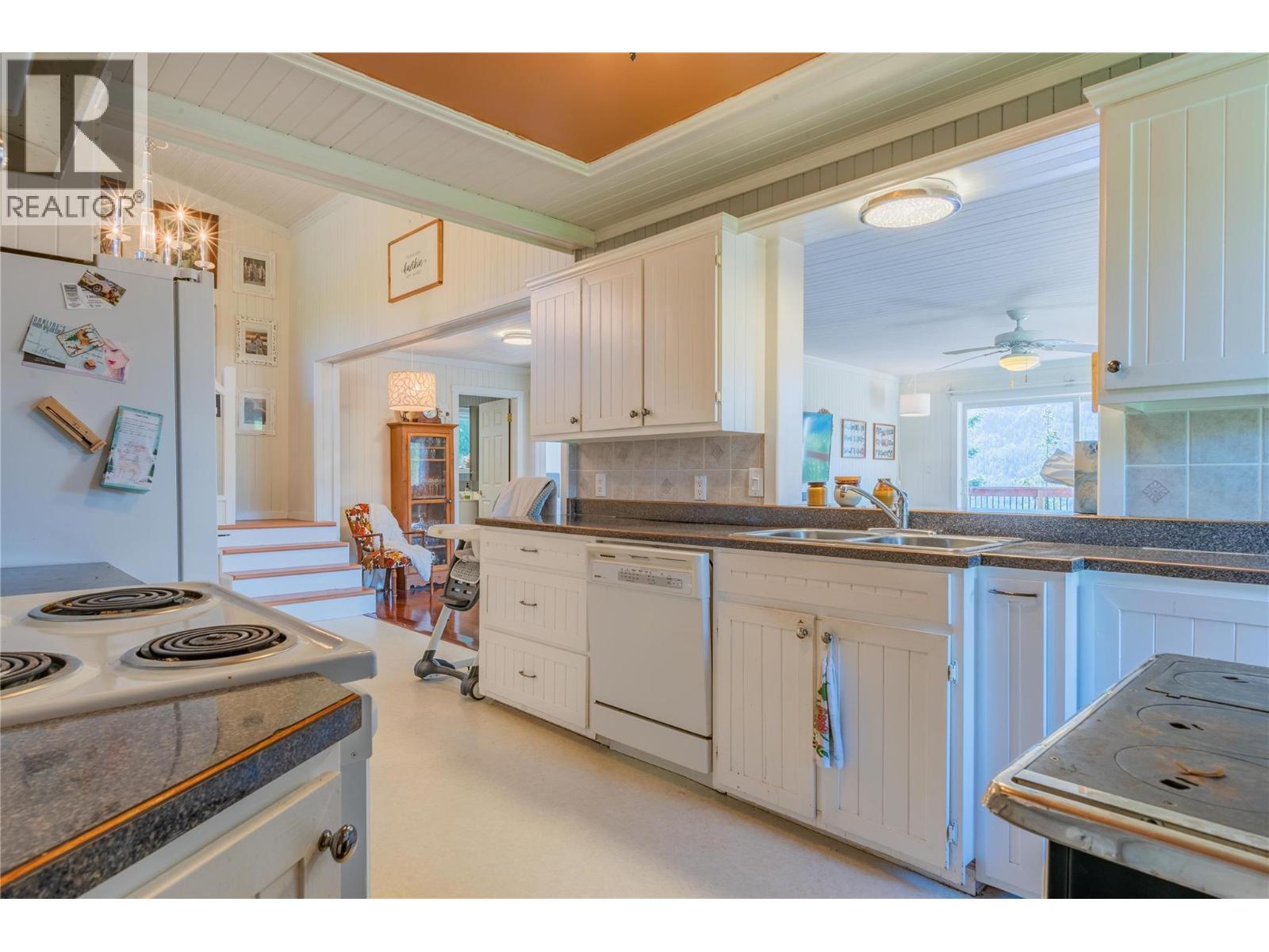 2396 Nault Road, Castlegar, BC - Indoor Photo Showing Kitchen With Double Sink