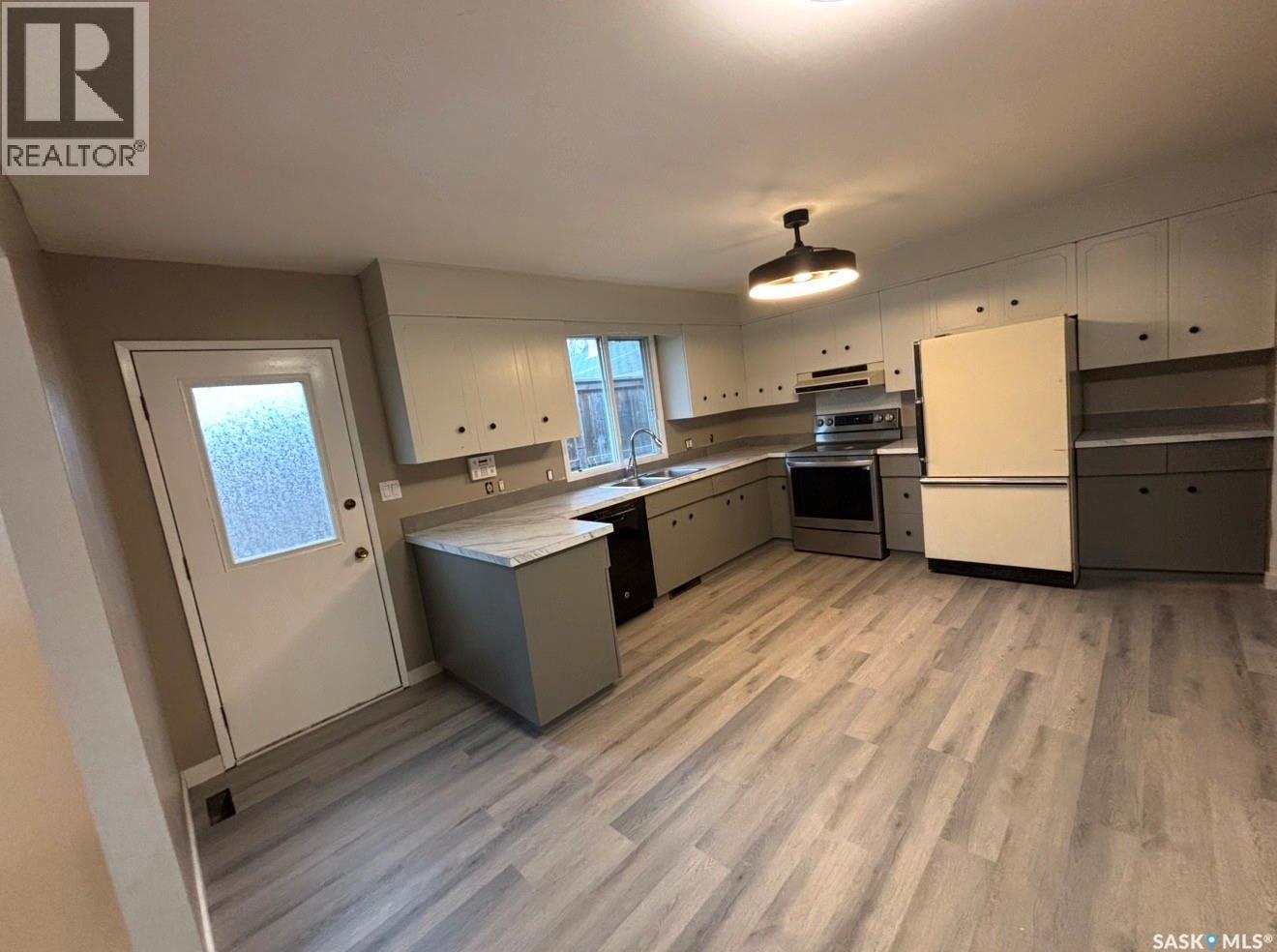 511 6Th Avenue, Cudworth, SK - Indoor Photo Showing Kitchen With Double Sink