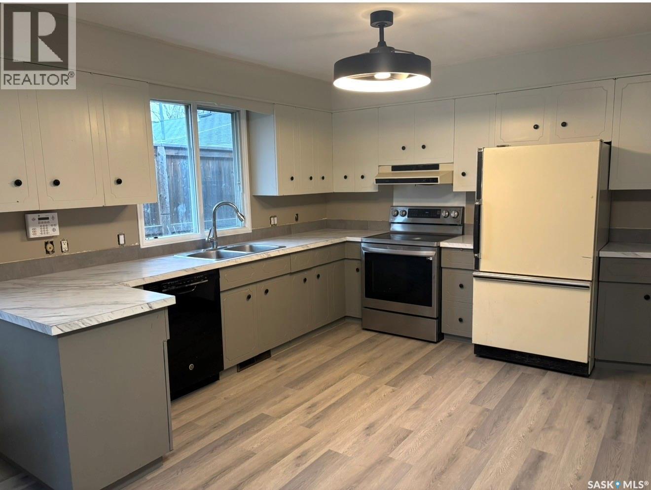 511 6Th Avenue, Cudworth, SK - Indoor Photo Showing Kitchen With Double Sink