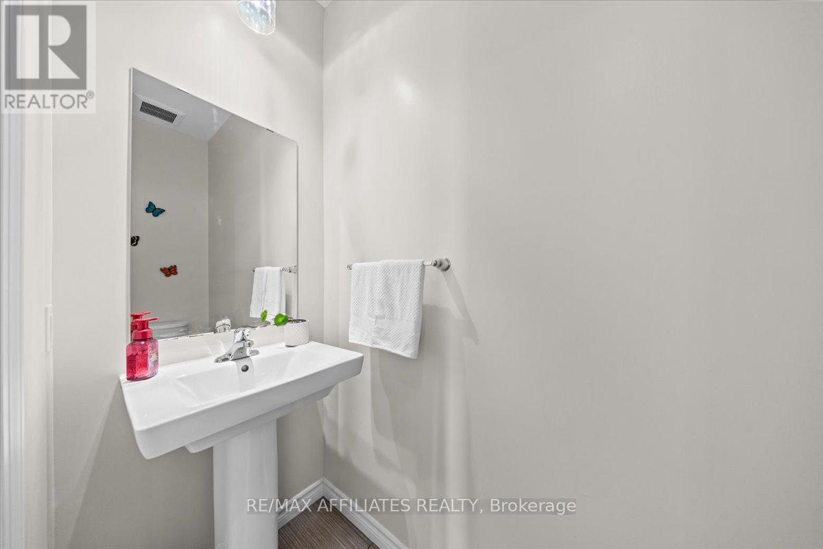 308 Equine Way, Ottawa, ON - Indoor Photo Showing Bathroom