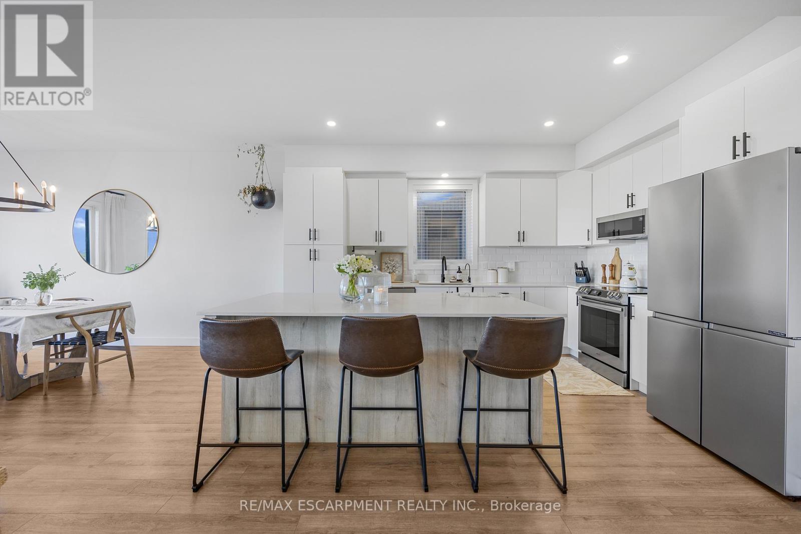 52 Bedrock Drive, Hamilton, ON - Indoor Photo Showing Kitchen With Upgraded Kitchen