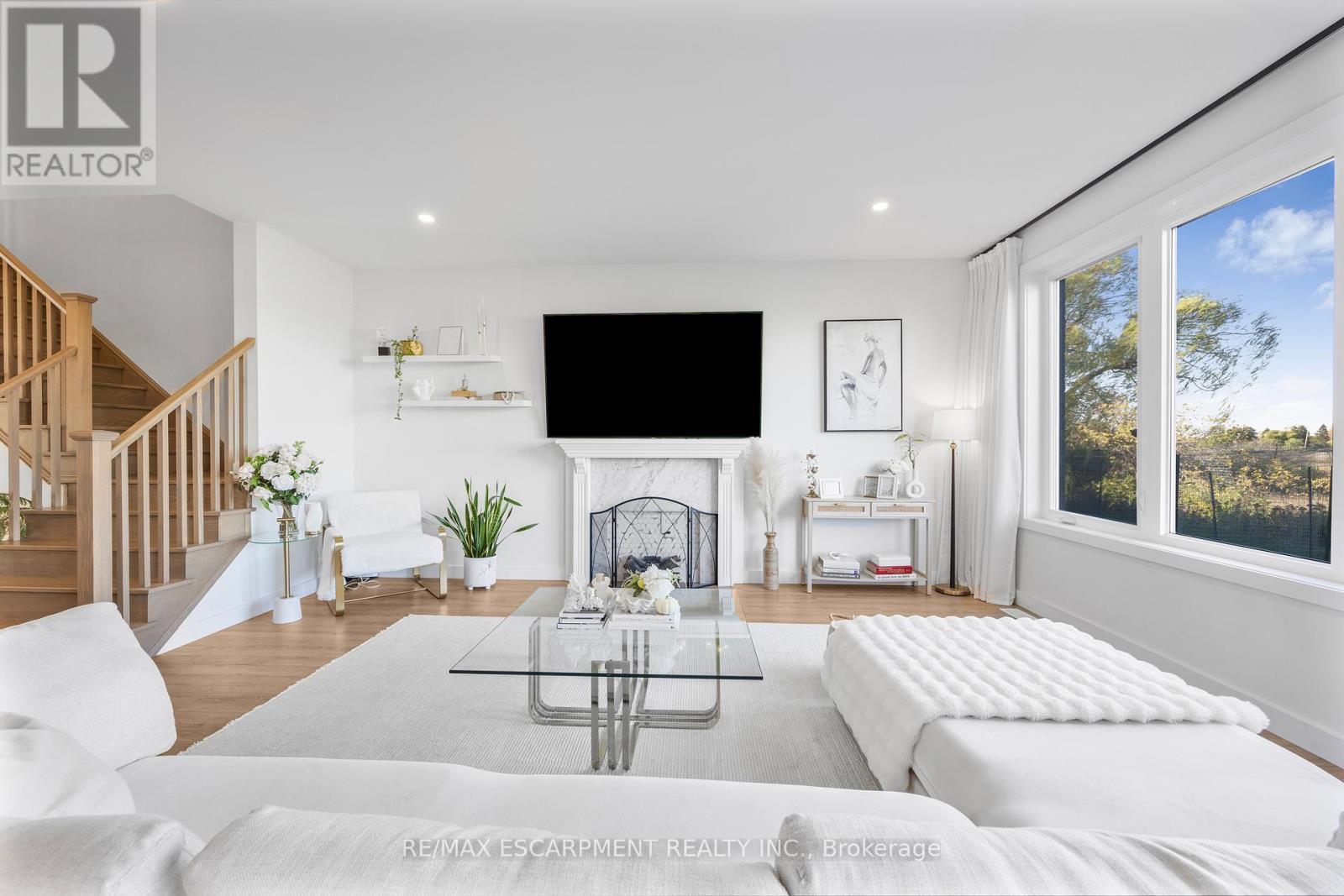 52 Bedrock Drive, Hamilton, ON - Indoor Photo Showing Living Room