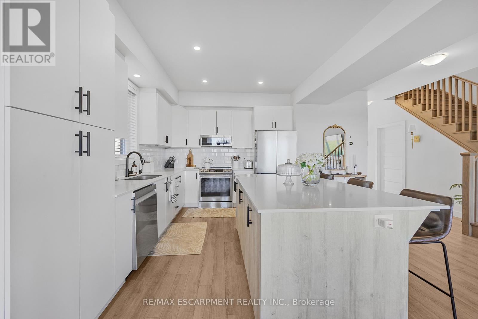 52 Bedrock Drive, Hamilton, ON - Indoor Photo Showing Kitchen With Upgraded Kitchen