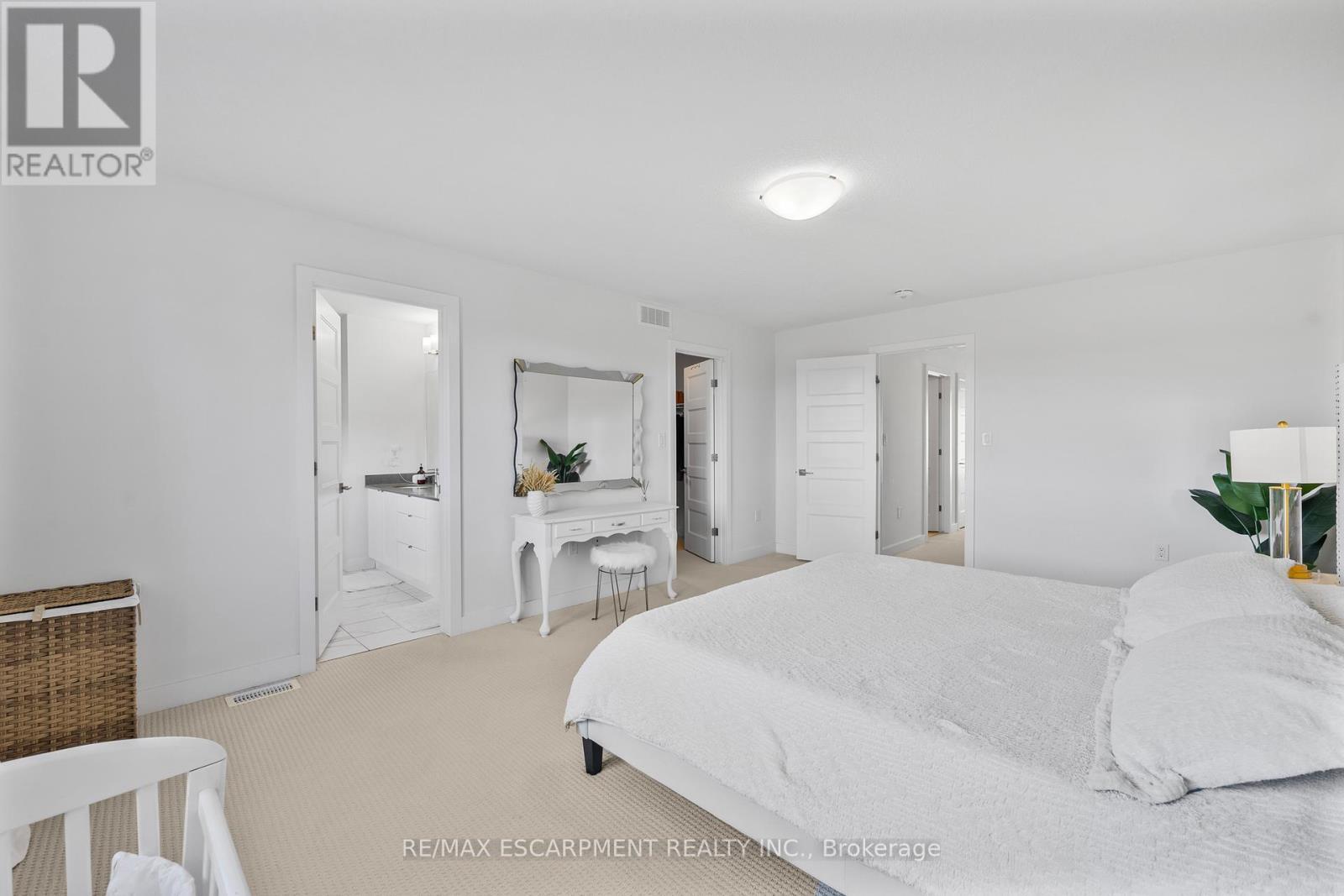 52 Bedrock Drive, Hamilton, ON - Indoor Photo Showing Bedroom