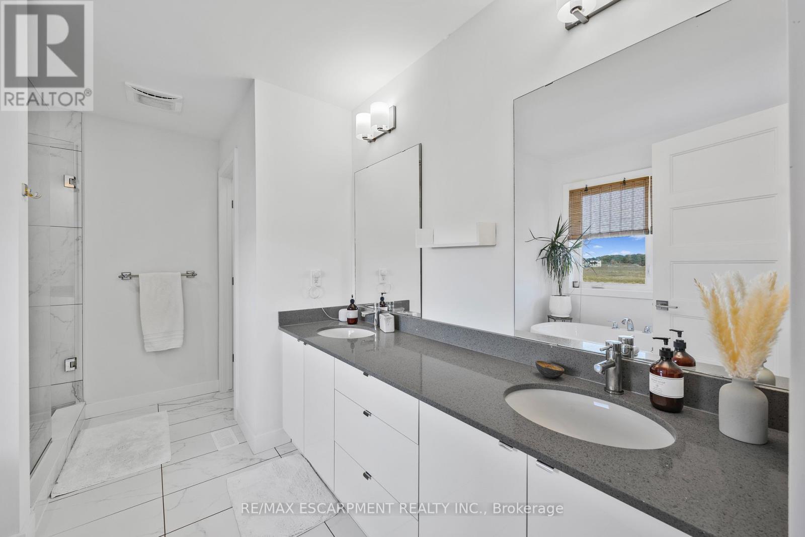 52 Bedrock Drive, Hamilton, ON - Indoor Photo Showing Bathroom