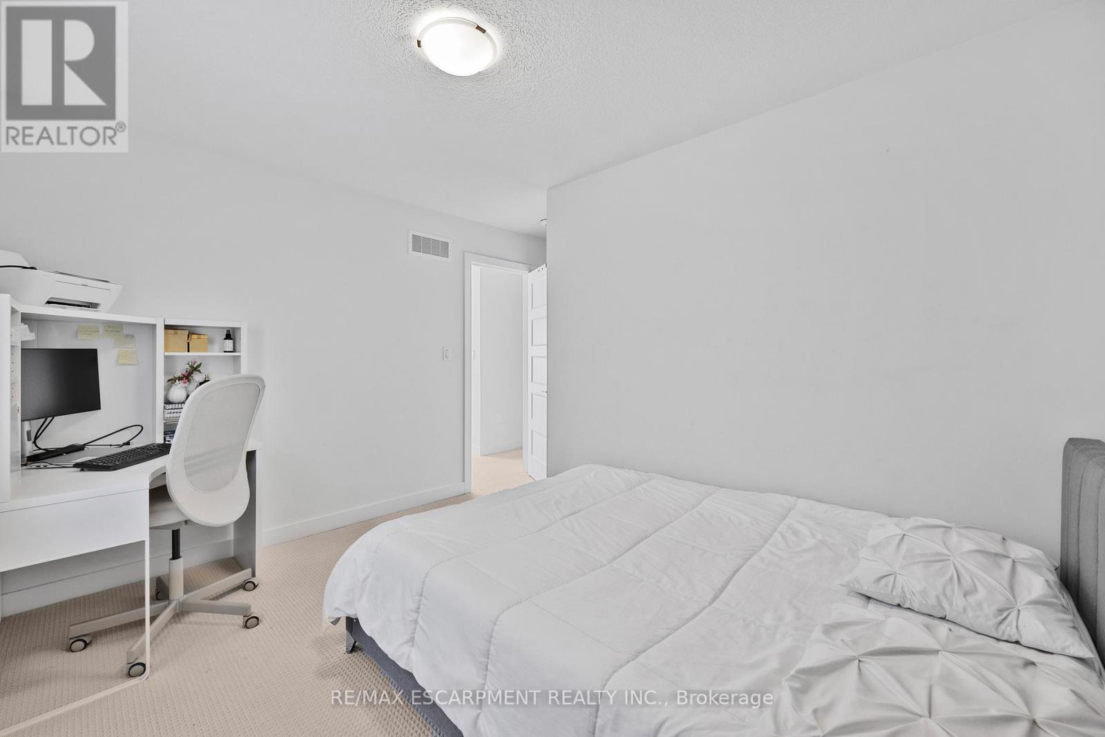 52 Bedrock Drive, Hamilton, ON - Indoor Photo Showing Bedroom