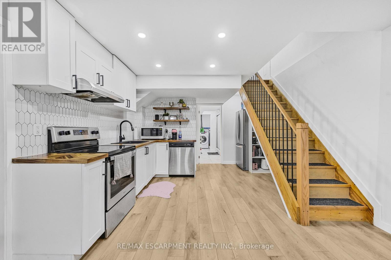 52 Bedrock Drive, Hamilton, ON - Indoor Photo Showing Kitchen With Upgraded Kitchen