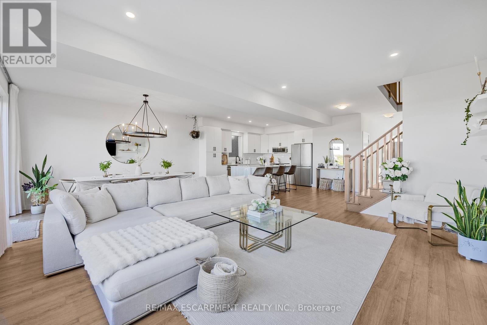 52 Bedrock Drive, Hamilton, ON - Indoor Photo Showing Living Room