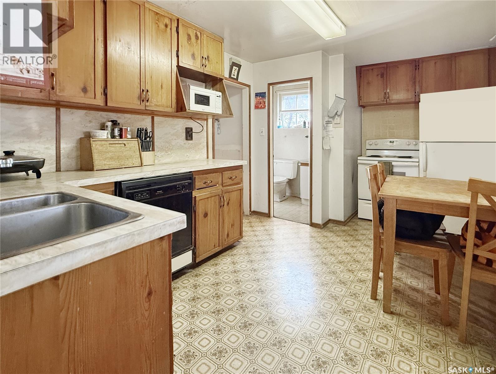 206 6Th Avenue Nw, Swift Current, SK - Indoor Photo Showing Kitchen With Double Sink
