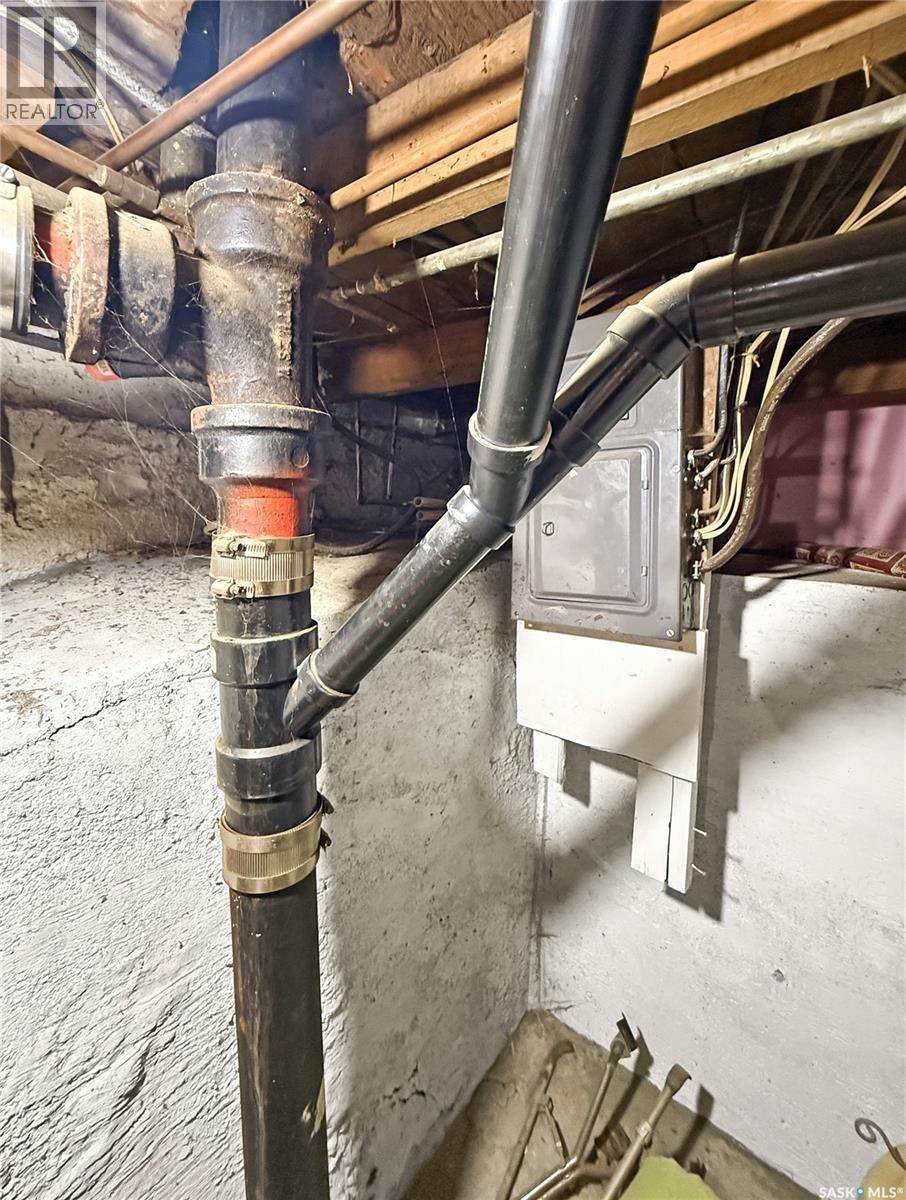 206 6Th Avenue Nw, Swift Current, SK - Indoor Photo Showing Basement