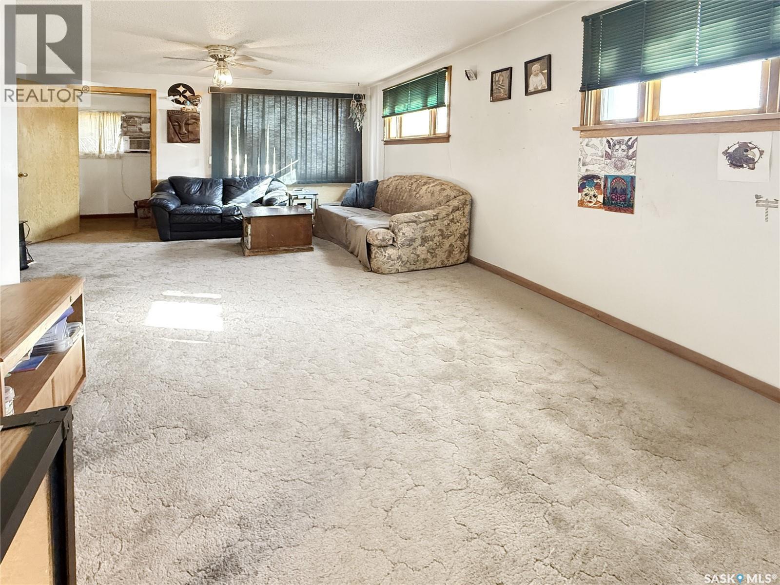 206 6Th Avenue Nw, Swift Current, SK - Indoor Photo Showing Other Room