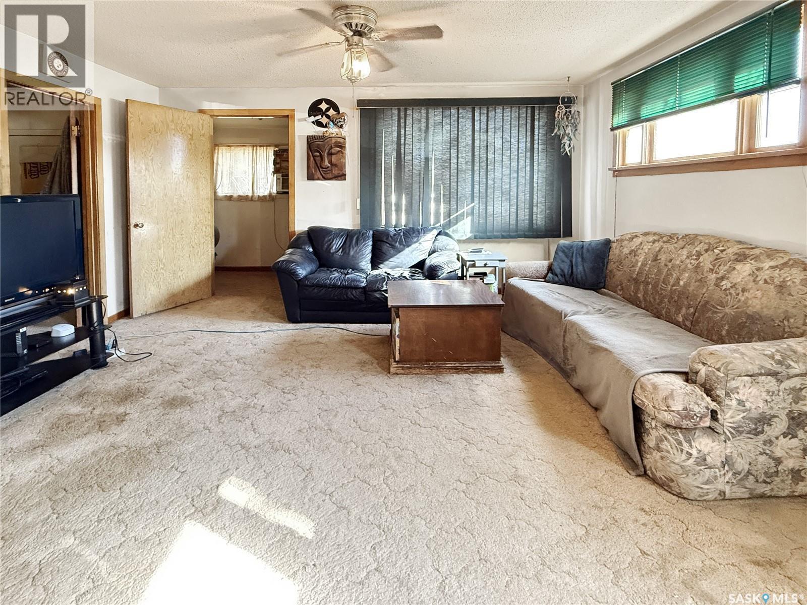 206 6Th Avenue Nw, Swift Current, SK - Indoor Photo Showing Living Room