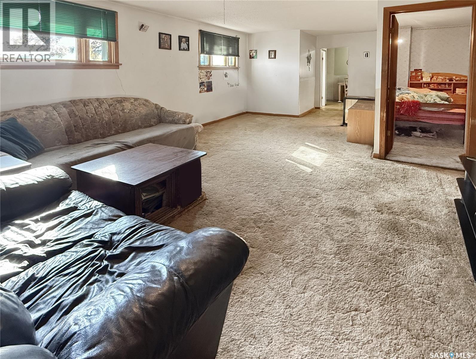 206 6Th Avenue Nw, Swift Current, SK - Indoor Photo Showing Living Room