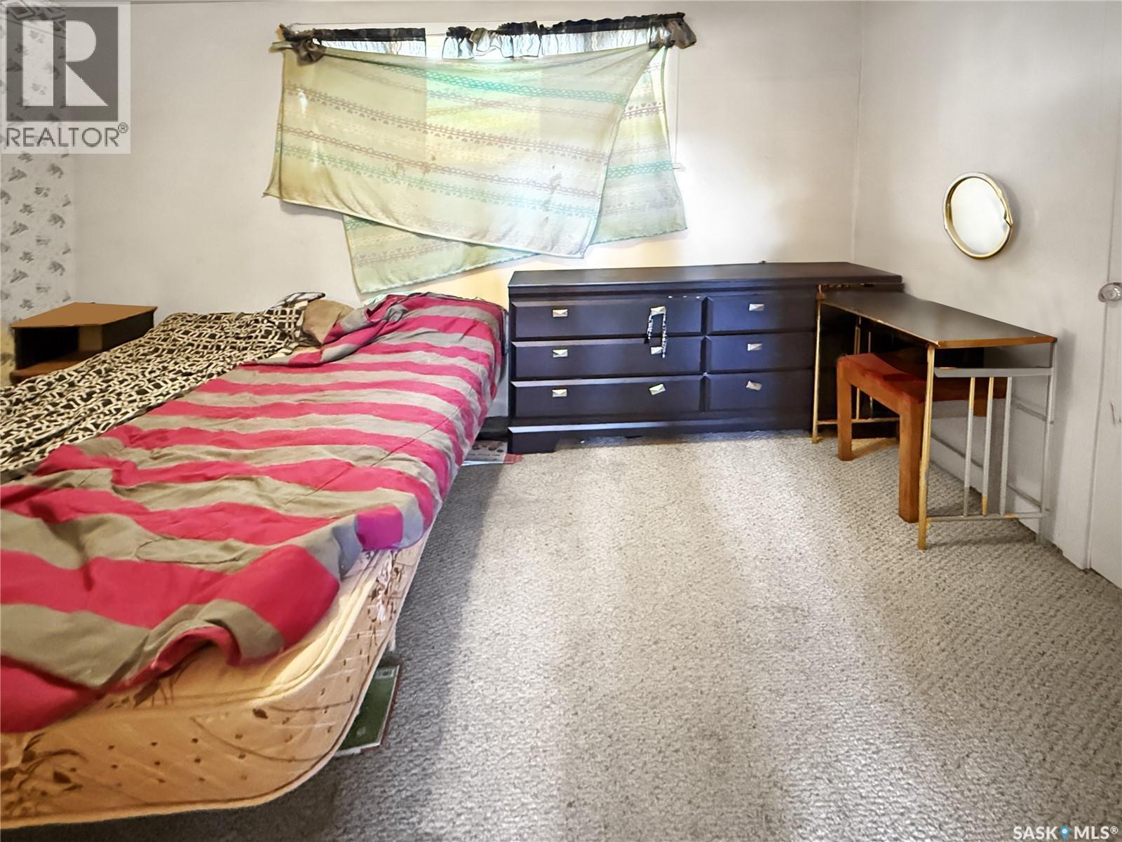 206 6Th Avenue Nw, Swift Current, SK - Indoor Photo Showing Bedroom