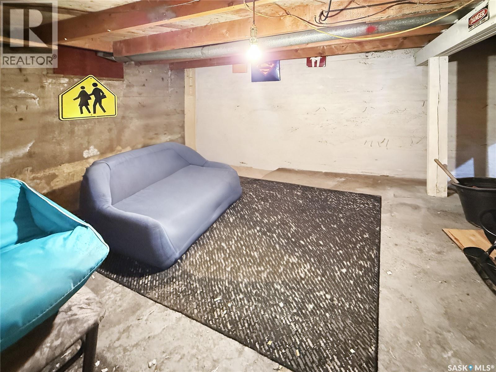 206 6Th Avenue Nw, Swift Current, SK - Indoor Photo Showing Basement