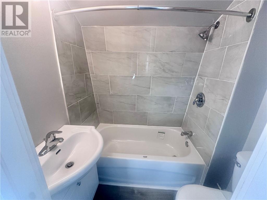 425 Bessie Avenue Unit# 3, Sudbury, ON - Indoor Photo Showing Bathroom