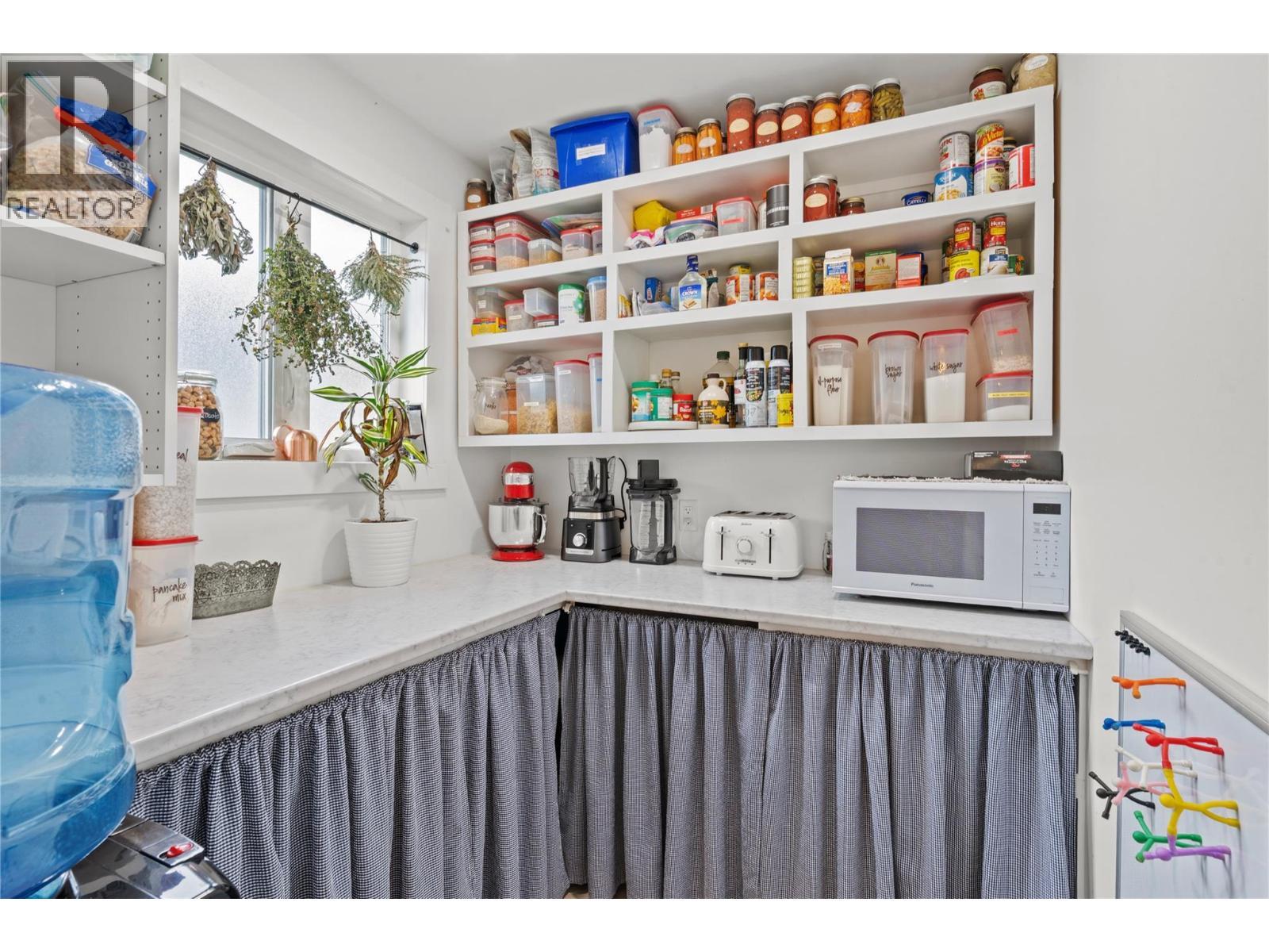 3930 Dryden Road, Peachland, BC - Indoor