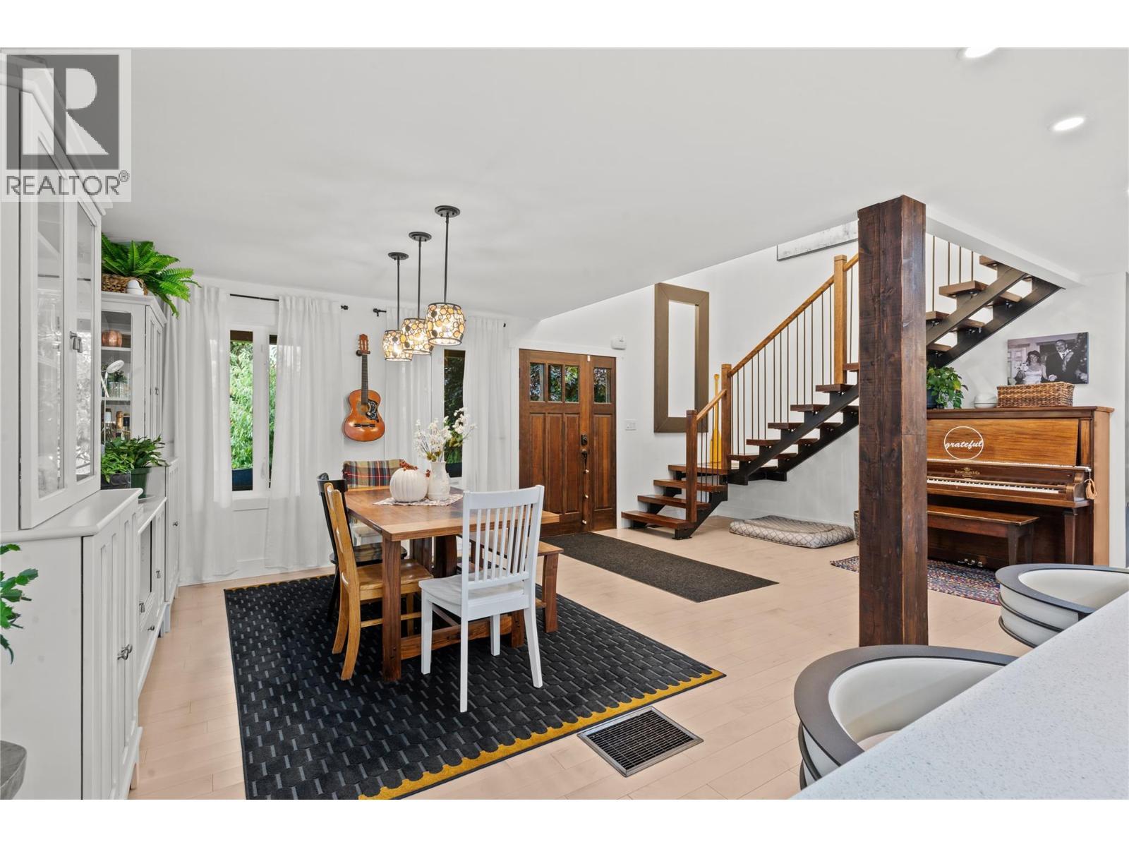 3930 Dryden Road, Peachland, BC - Indoor Photo Showing Dining Room