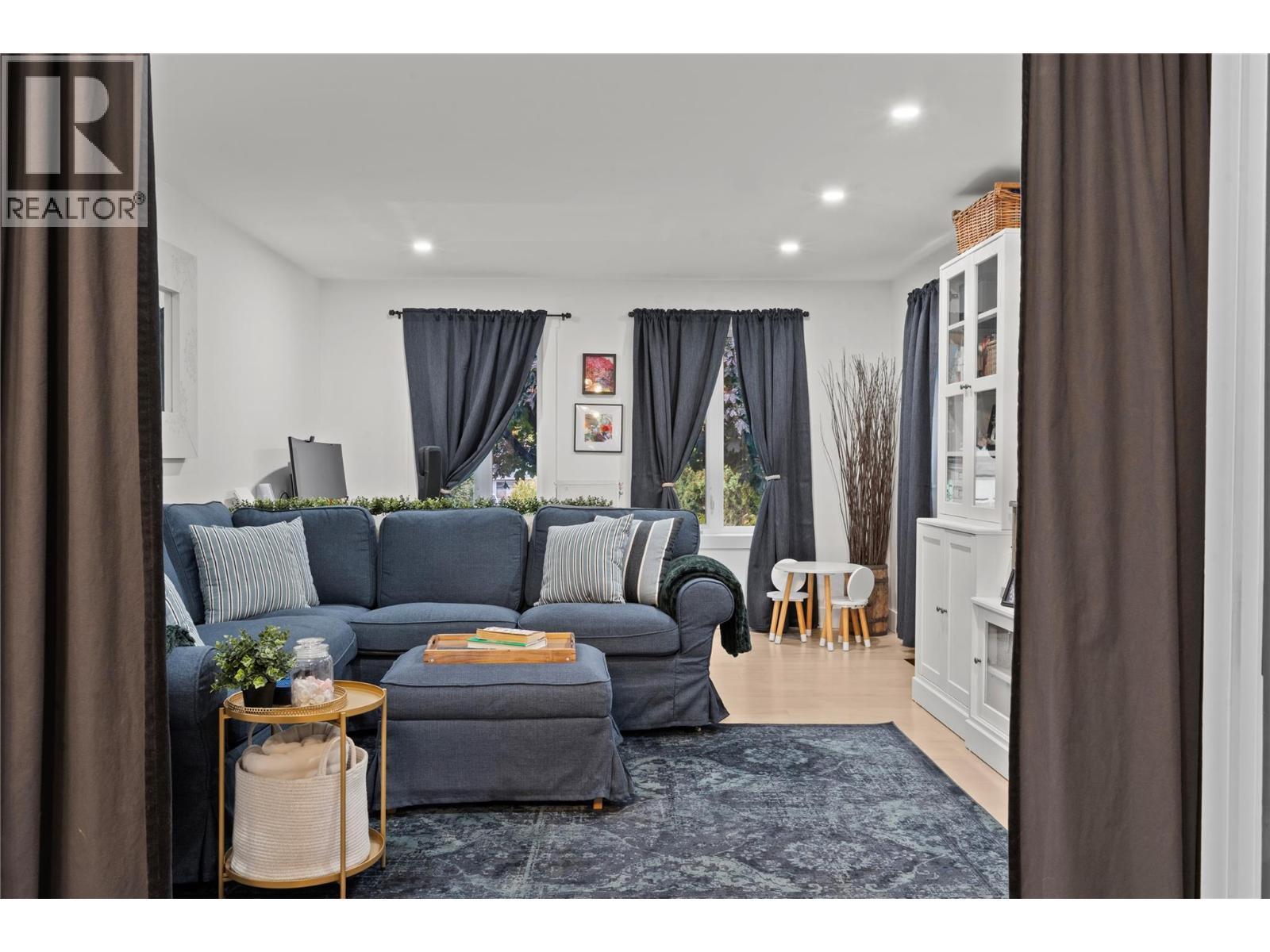 3930 Dryden Road, Peachland, BC - Indoor Photo Showing Living Room