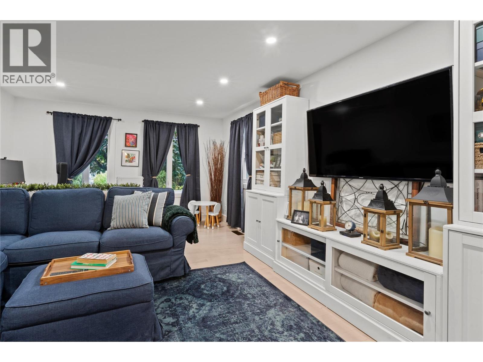 3930 Dryden Road, Peachland, BC - Indoor Photo Showing Living Room