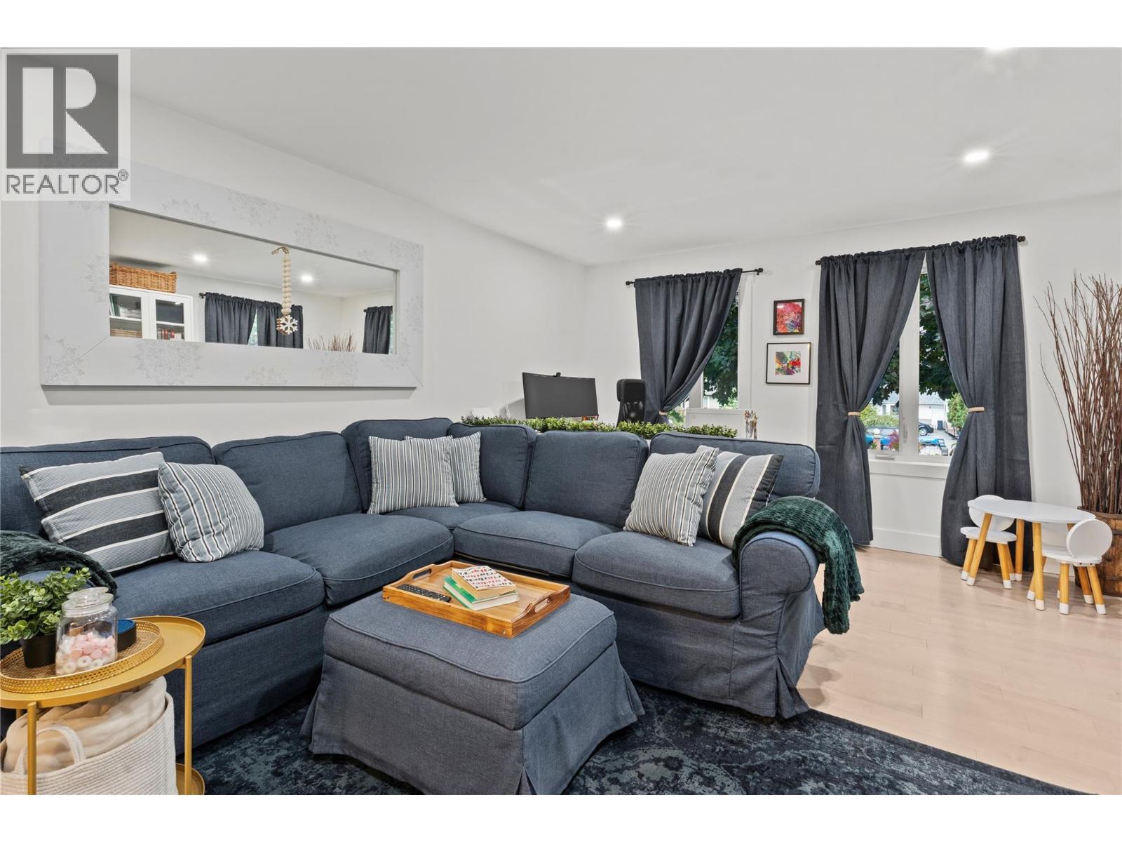3930 Dryden Road, Peachland, BC - Indoor Photo Showing Living Room
