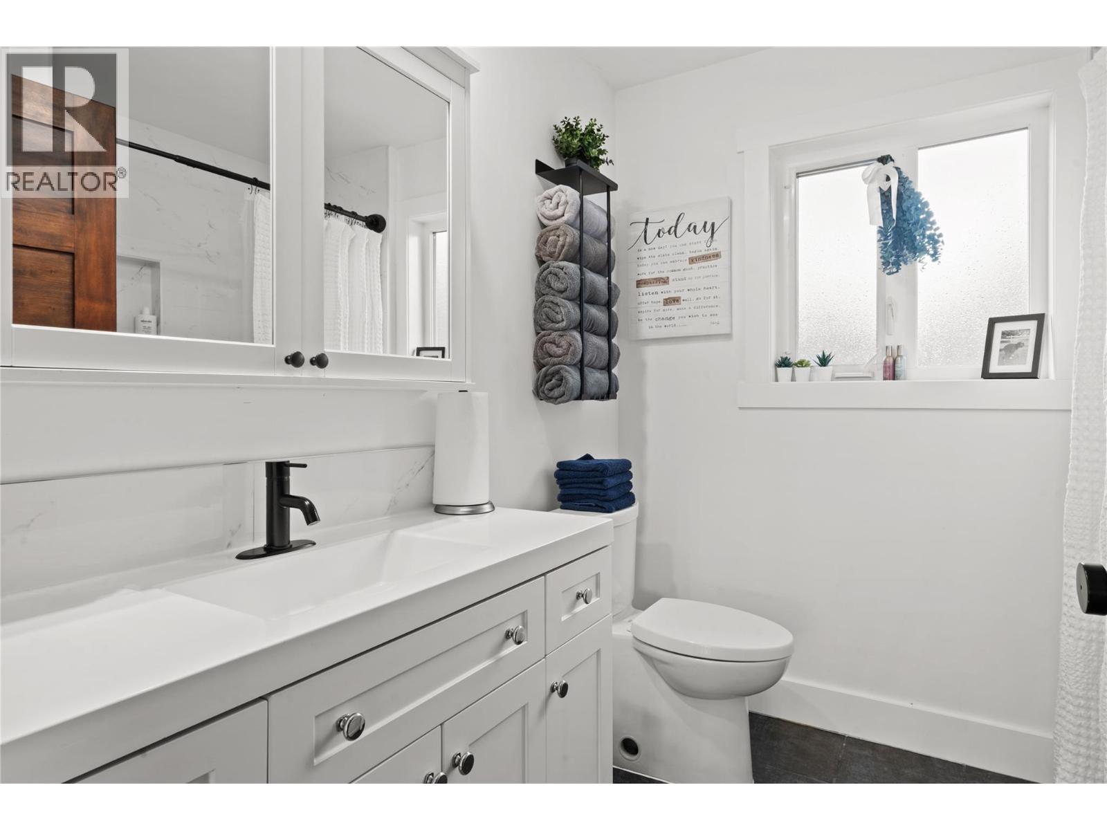 3930 Dryden Road, Peachland, BC - Indoor Photo Showing Bathroom