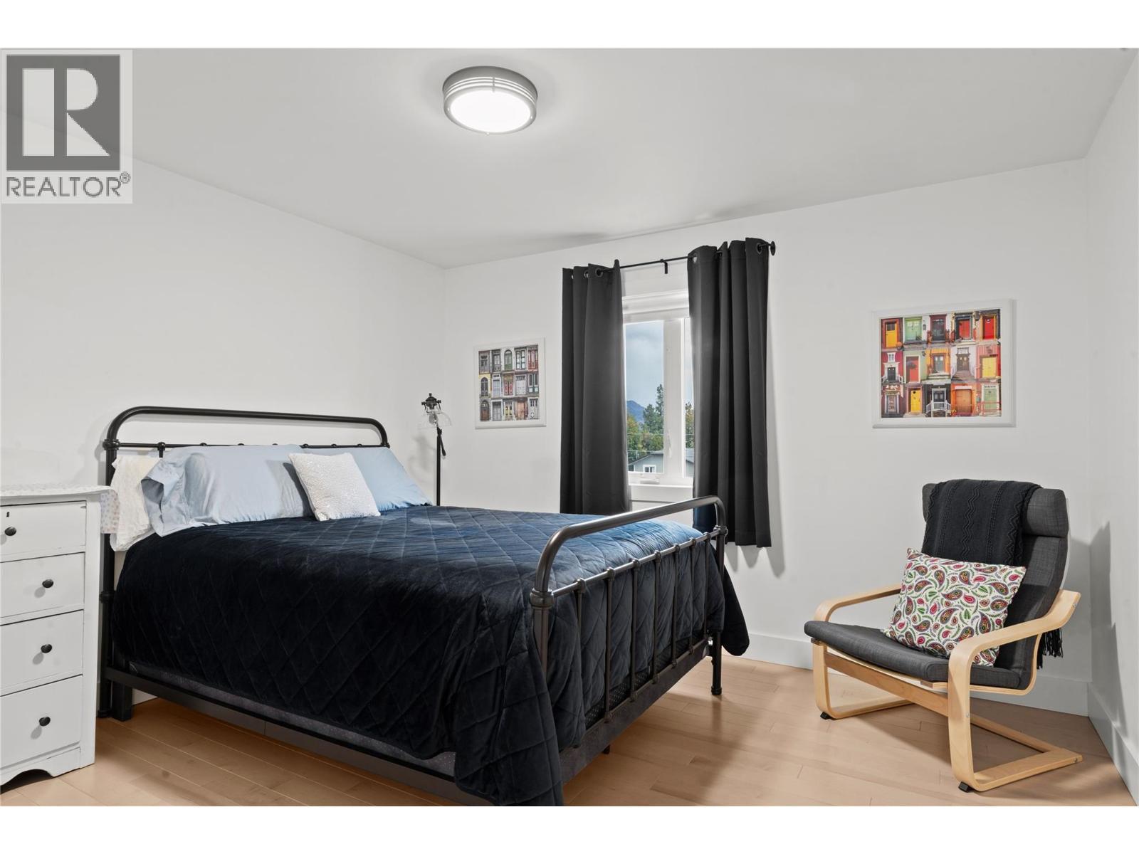 3930 Dryden Road, Peachland, BC - Indoor Photo Showing Bedroom