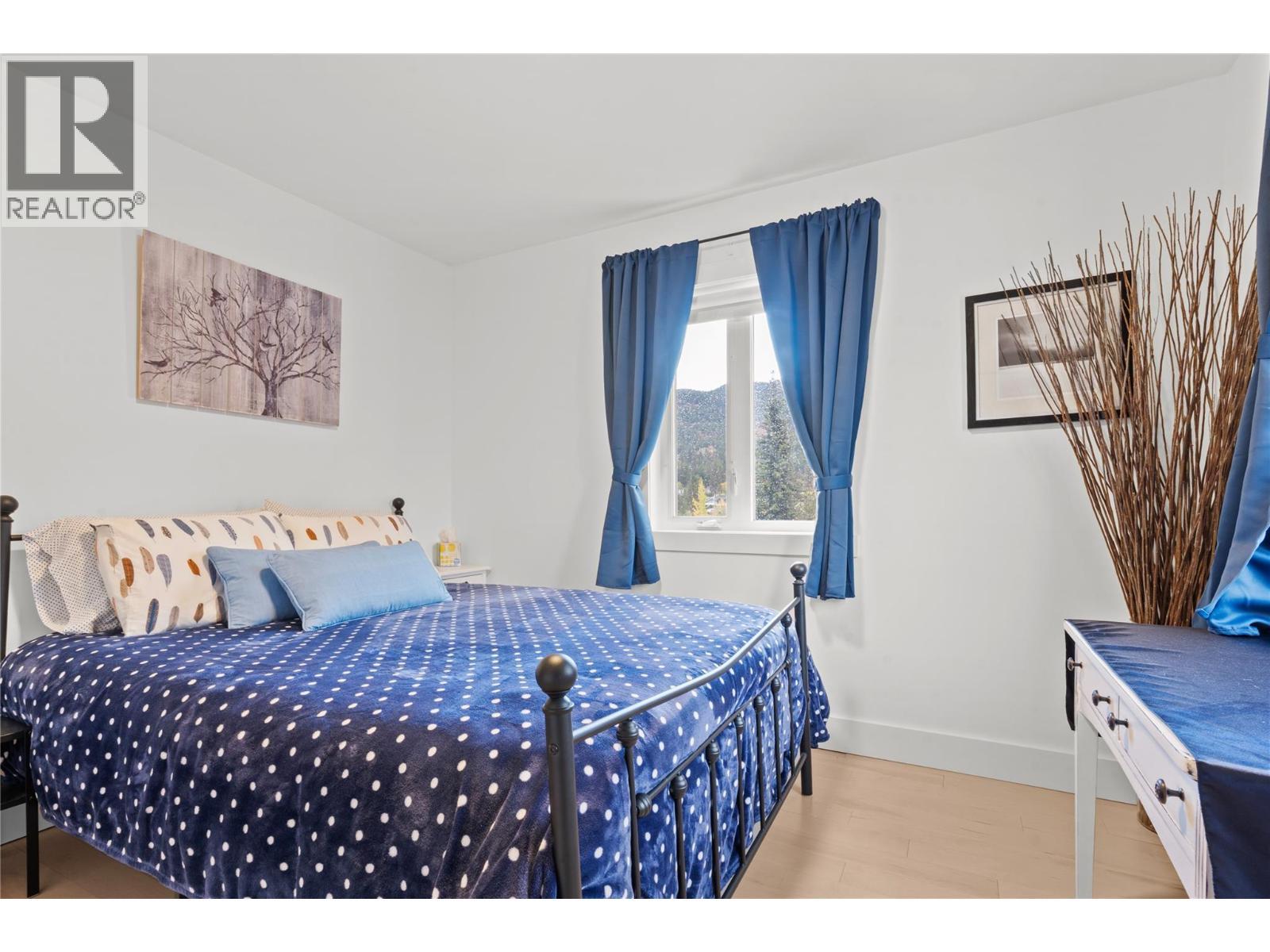 3930 Dryden Road, Peachland, BC - Indoor Photo Showing Bedroom