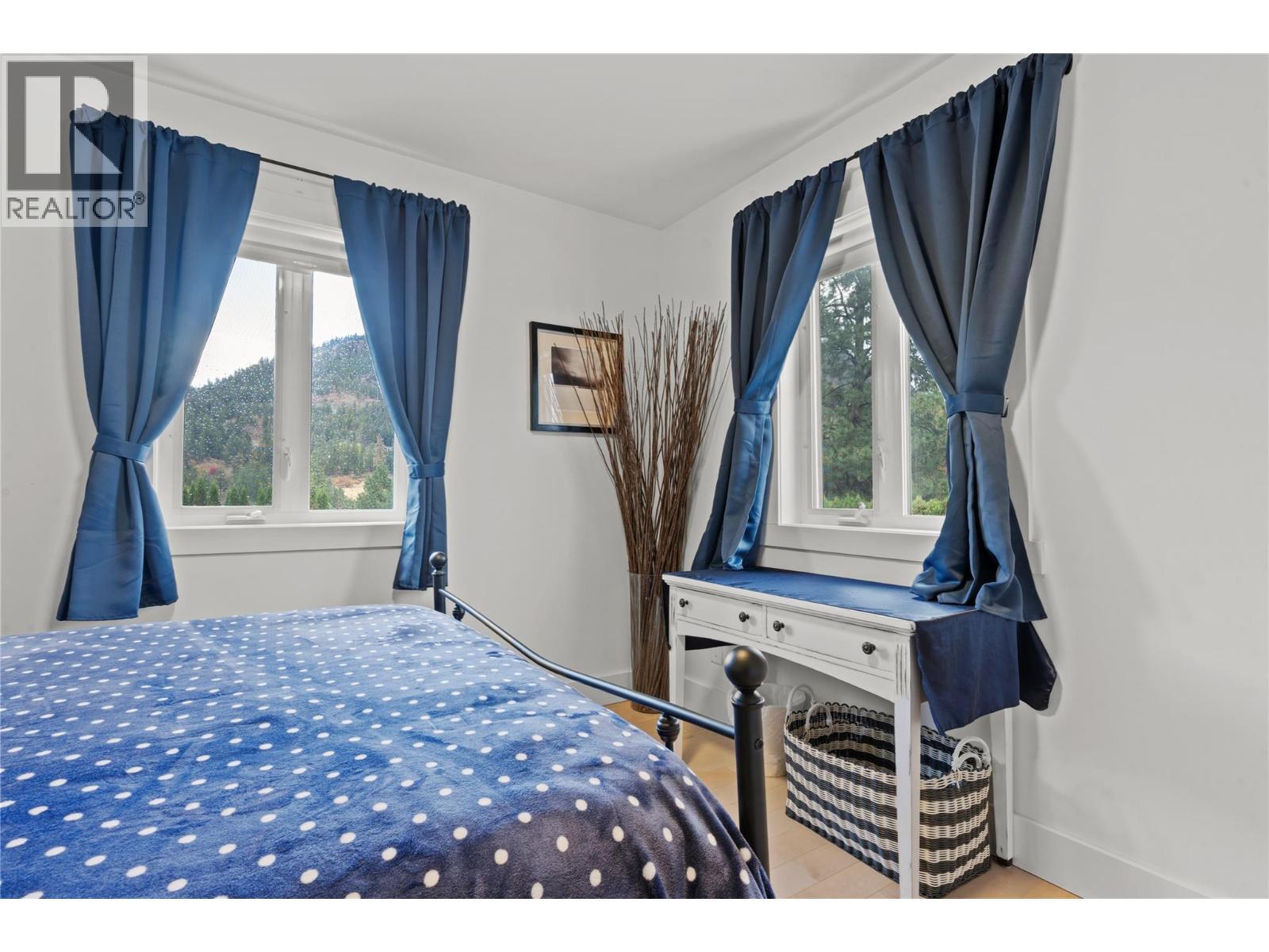 3930 Dryden Road, Peachland, BC - Indoor Photo Showing Bedroom