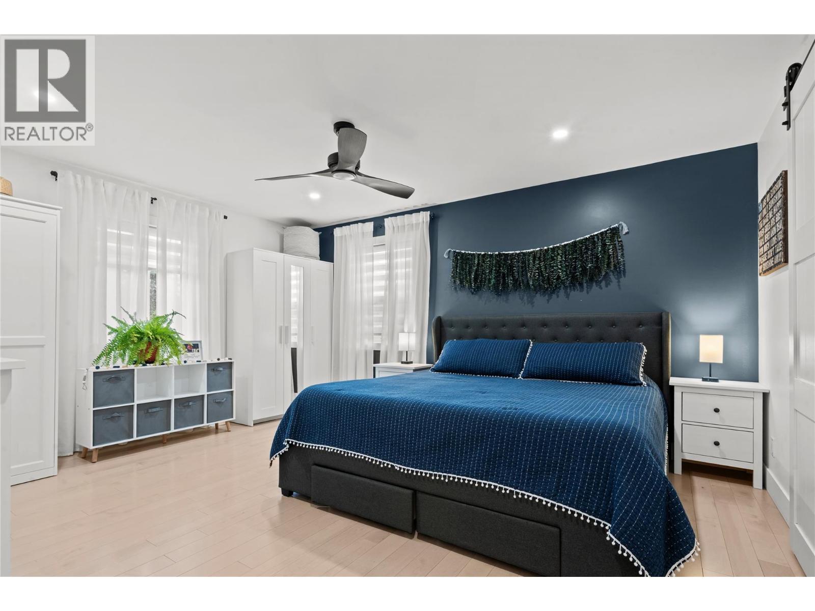 3930 Dryden Road, Peachland, BC - Indoor Photo Showing Bedroom