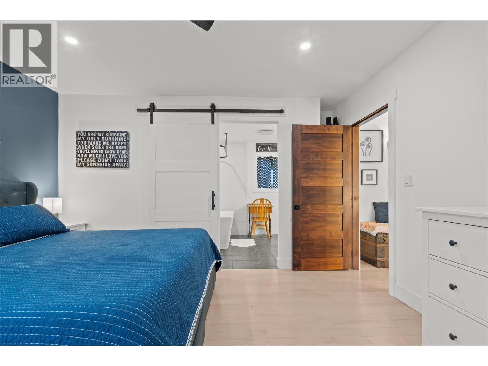 3930 Dryden Road, Peachland, BC - Indoor Photo Showing Bedroom