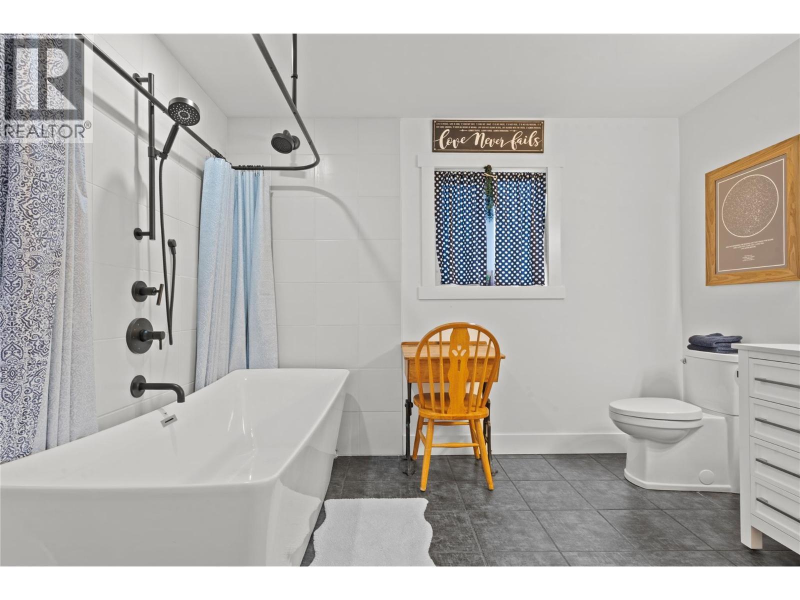 3930 Dryden Road, Peachland, BC - Indoor Photo Showing Bathroom