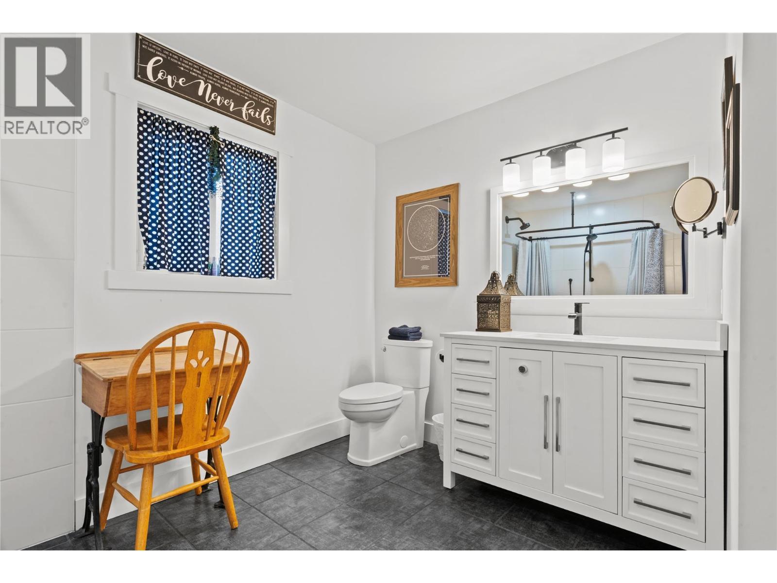 3930 Dryden Road, Peachland, BC - Indoor Photo Showing Bathroom