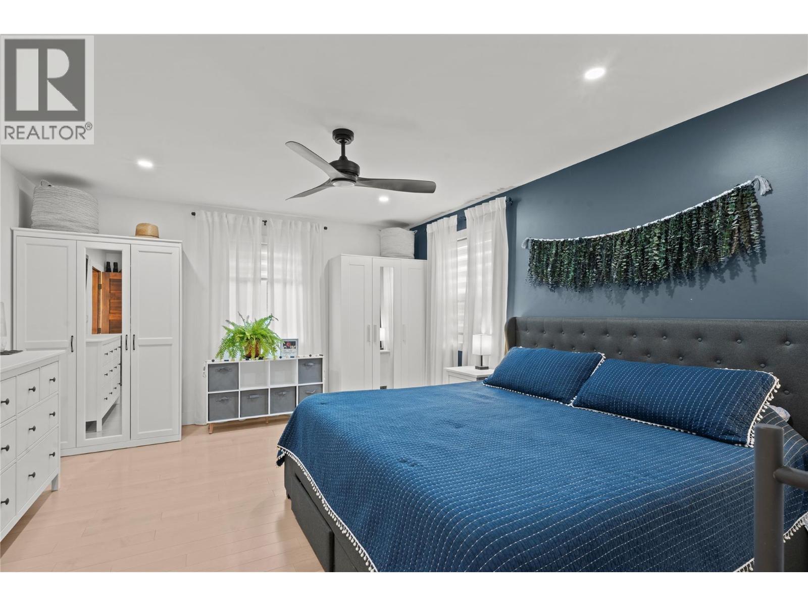 3930 Dryden Road, Peachland, BC - Indoor Photo Showing Bedroom