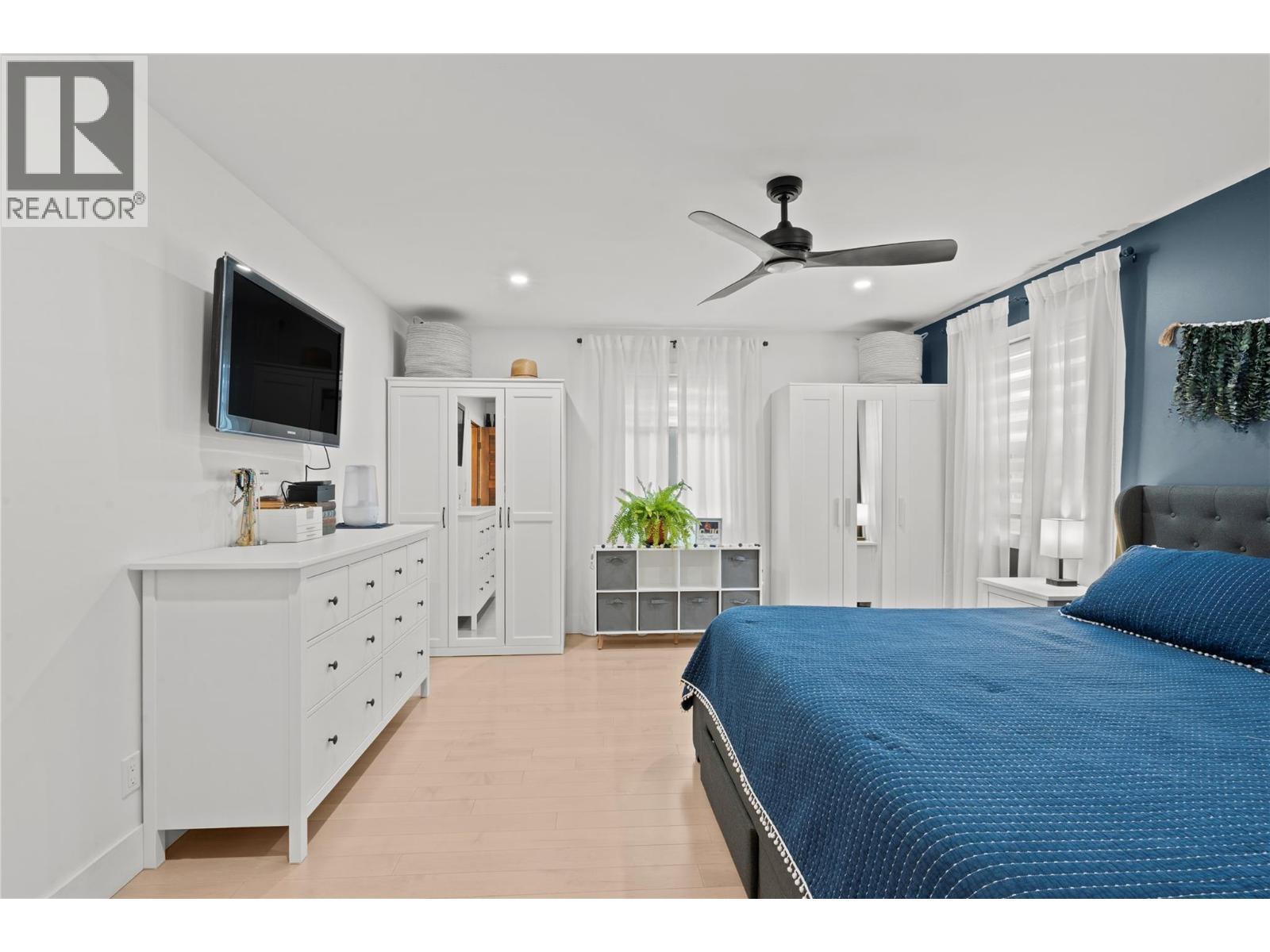 3930 Dryden Road, Peachland, BC - Indoor Photo Showing Bedroom